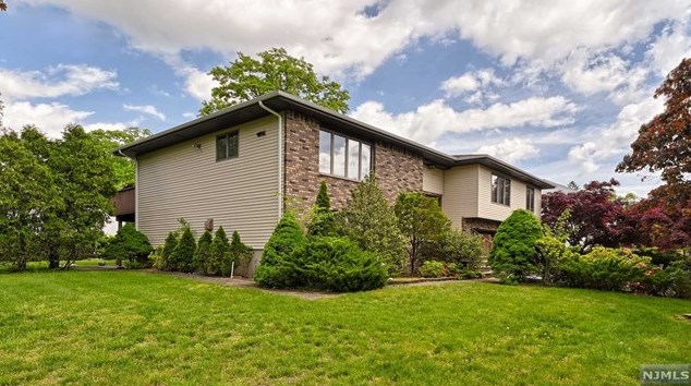 133 Morristown Pl, Paramus, NJ 07652