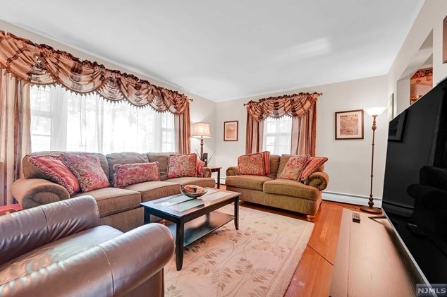 57 Calumet Ave, Oakland NJ  07436-2902 exterior