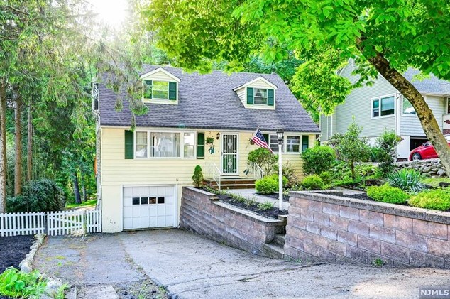 57 Calumet Ave, Oakland, NJ 07436-2902