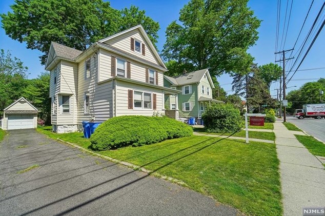 43 Grove St, Tenafly, NJ 07670-1709