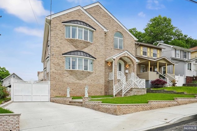 11 Linden Ave, Kearny, NJ 07032