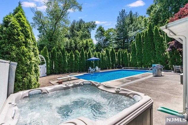 12 Clove Pl, Wayne, NJ 07470-4135