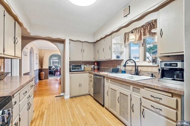 145 Elmwood Dr, Elmwood Park, NJ 07407-1714