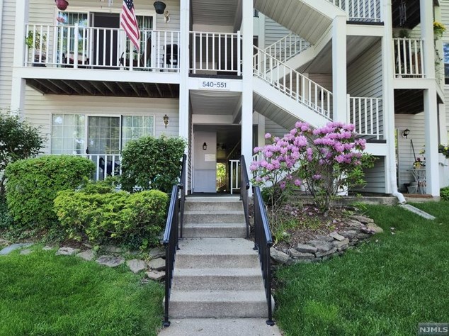 545 Holly Ct, Mahwah NJ 07430-3434 exterior