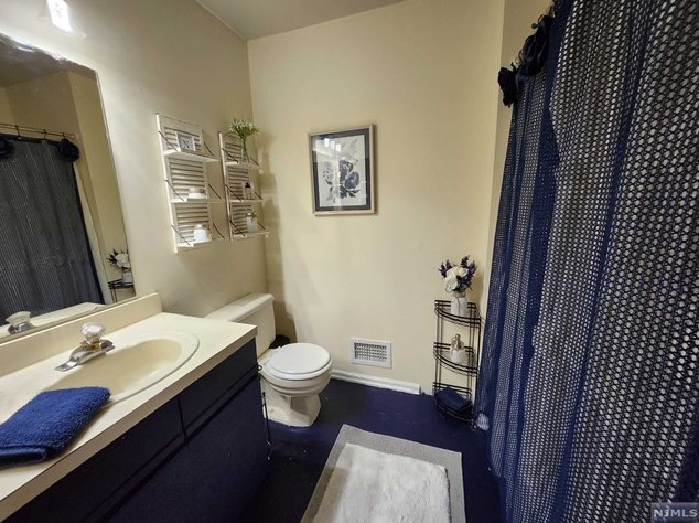 545 Holly Ct, Mahwah NJ 07430-3434 exterior