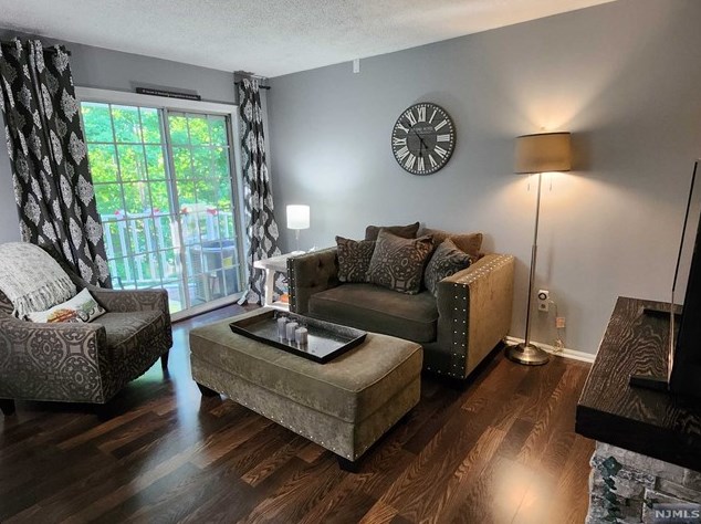 545 Holly Ct, Mahwah NJ 07430-3434 exterior