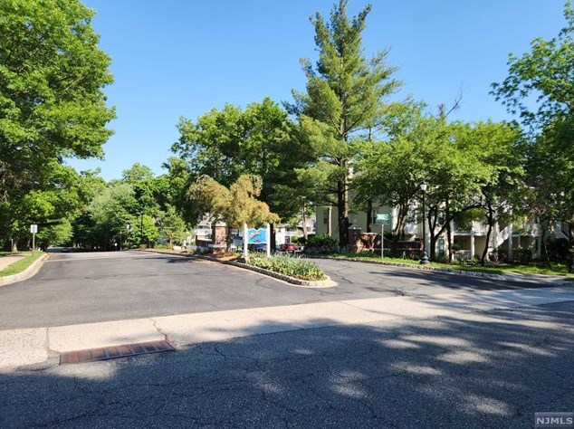 545 Holly Ct, Mahwah NJ 07430-3434 exterior