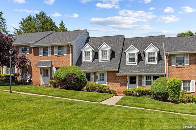 162 Parkview Dr, Teaneck, NJ 07666-3804