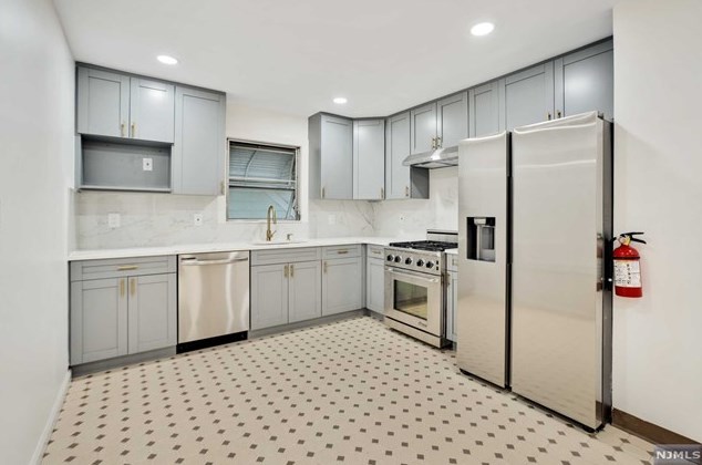 6 Miller Ave, Elmwood Park, NJ 07407-1538