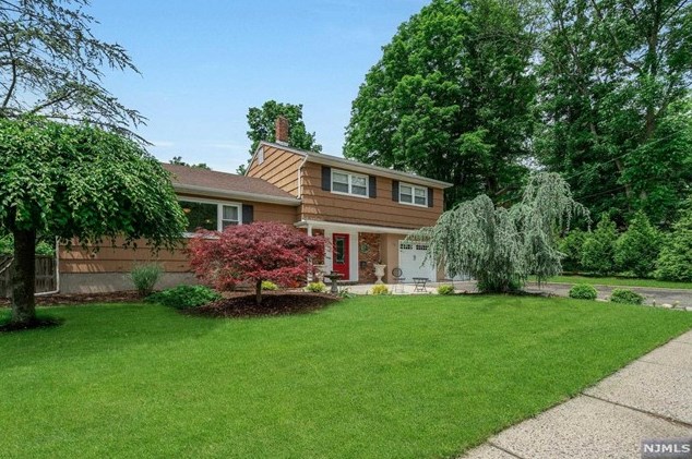 15 Demund Ln, Midland Pk, NJ 07432-1532