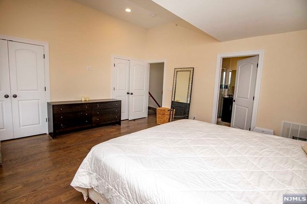 2468 6 St, West Fort Lee NJ 07024-7837 exterior