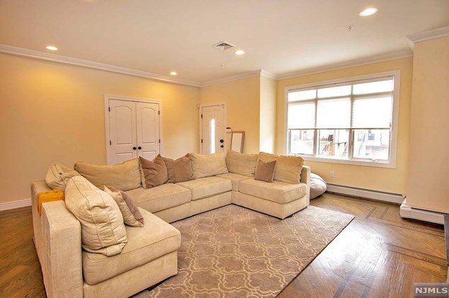 2468 6th St, West Fort Lee, NJ 07024-7837