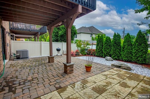 2468 6 St, West Fort Lee NJ 07024-7837 exterior