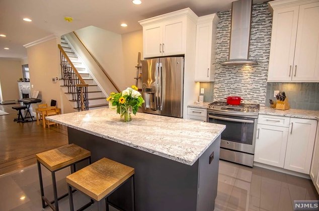 2468 6 St, West Fort Lee NJ 07024-7837 exterior