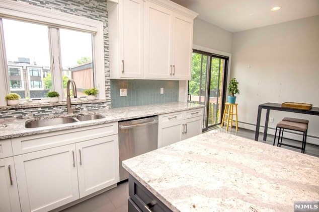 2468 6 St, West Fort Lee NJ 07024-7837 exterior