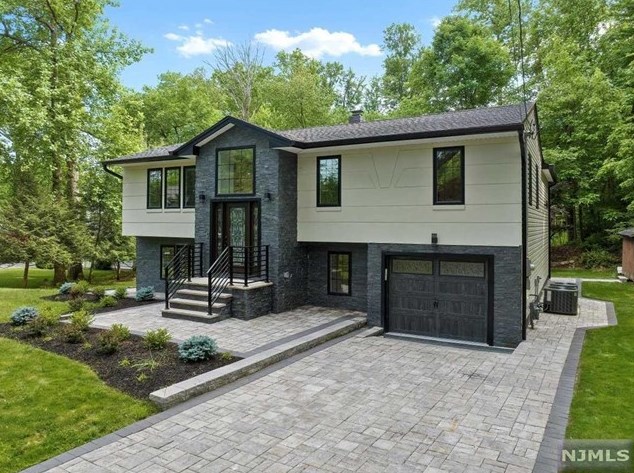 12 Parker Pl, Upper Saddle River, NJ 07458