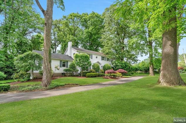 3 Shadow Rd, Upper Saddle River, NJ 07458