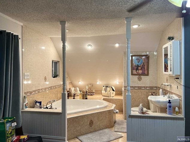 35 Grayson Pl, Teaneck NJ  07666-4709 exterior