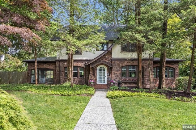 25 Pleasant Ave, Montclair, NJ 07042-3111