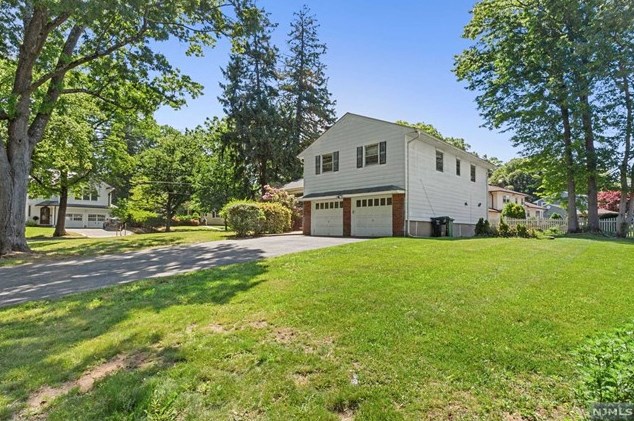 222 Carl Pl, Paramus, NJ 07652-1743