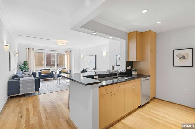 3101 City Pl, Edgewater, NJ 07020