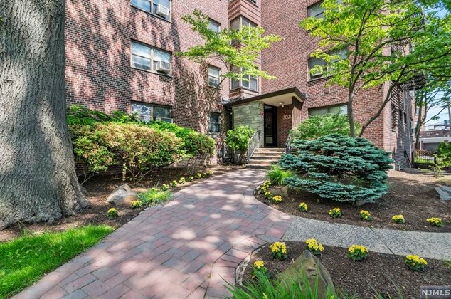 3020 Edwin Ave, West Fort Lee, NJ 07024-3440