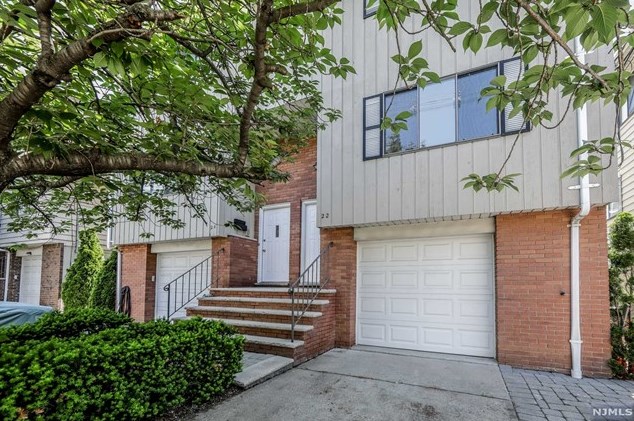 22 Manhattan Pl, Cliffside Park, NJ 07010-1062