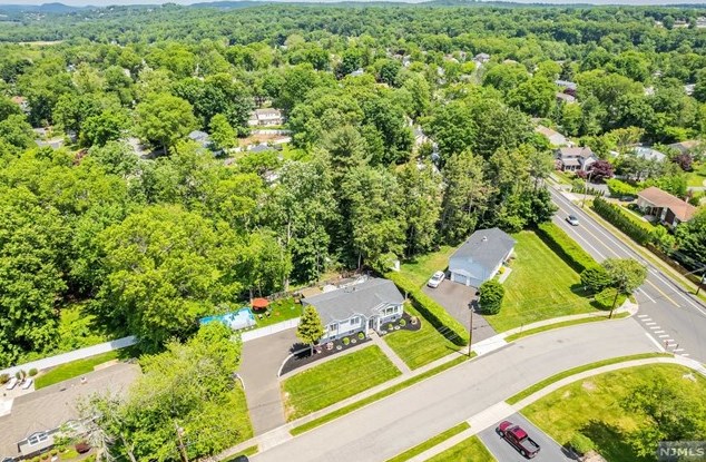 10 Mandeville Dr, Wayne, NJ 07470-6536