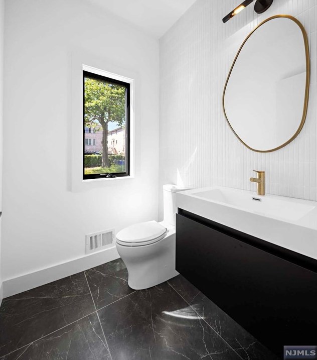 461 Bagley Pl, Cliffside Park NJ 07010-2002 exterior