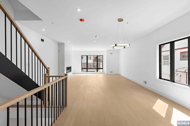 461 Bagley Pl, Cliffside Park NJ 07010-2002 exterior