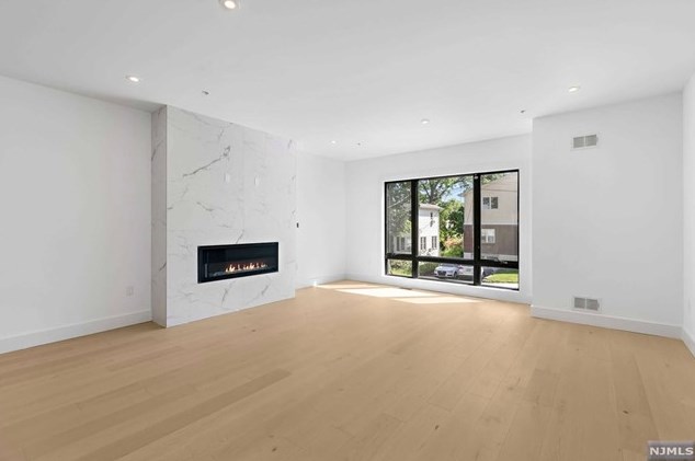 461 Bagley Pl, Cliffside Park NJ 07010-2002 exterior