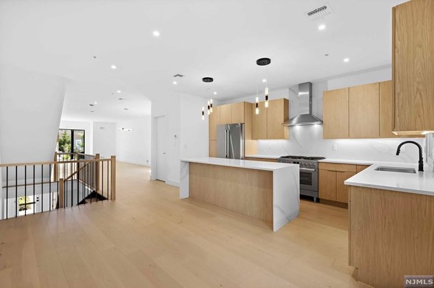 461 Bagley Pl, Cliffside Park NJ 07010-2002 exterior