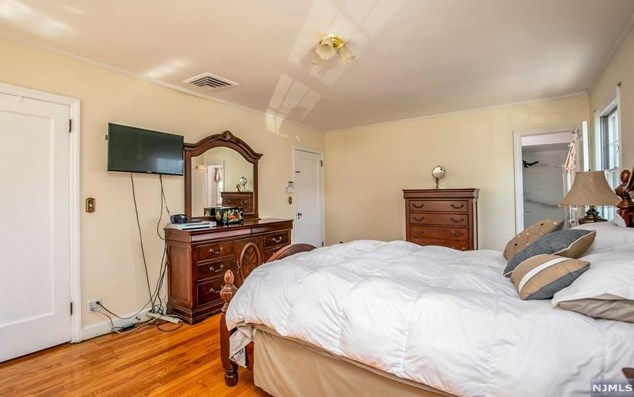 34 Carlton Pl, Rutherford NJ  07070-1120 exterior