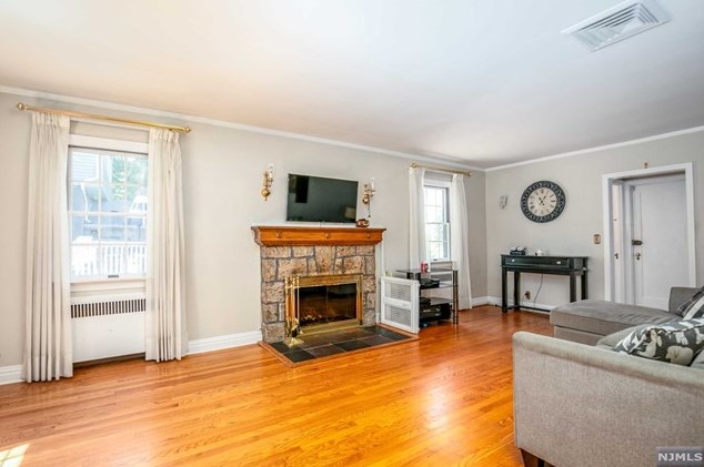 34 Carlton Pl, Rutherford NJ  07070-1120 exterior