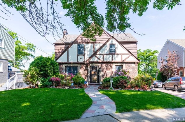 34 Carlton Pl, Rutherford NJ  07070-1120 exterior