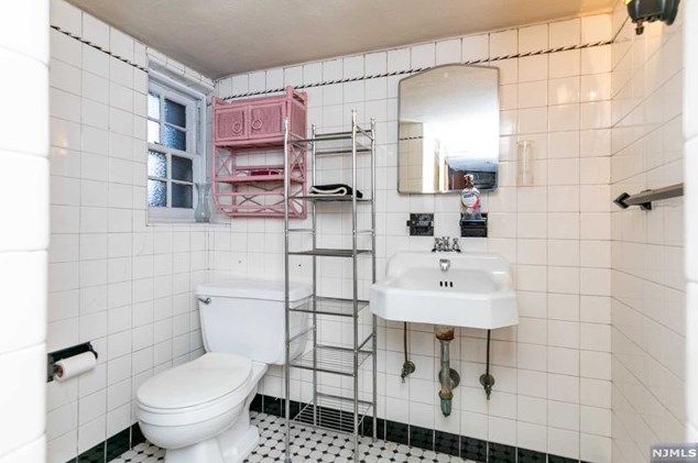 34 Carlton Pl, Rutherford NJ  07070-1120 exterior