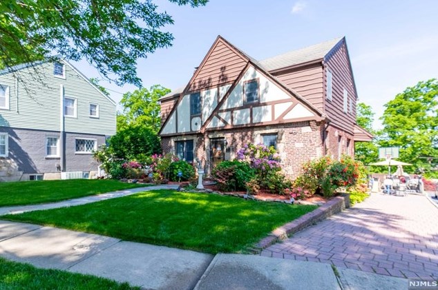 34 Carlton Pl, Rutherford NJ  07070-1120 exterior