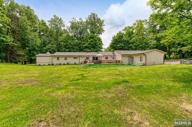 36 Carlough Rd, Upper Saddle River, NJ 07458