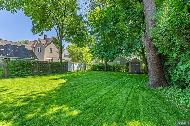 87 Passaic Ave, Rutherford NJ 07070-2059 exterior