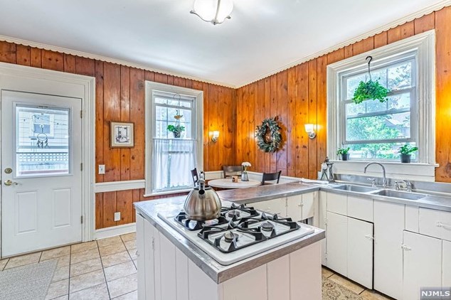 87 Passaic Ave, Rutherford NJ 07070-2059 exterior