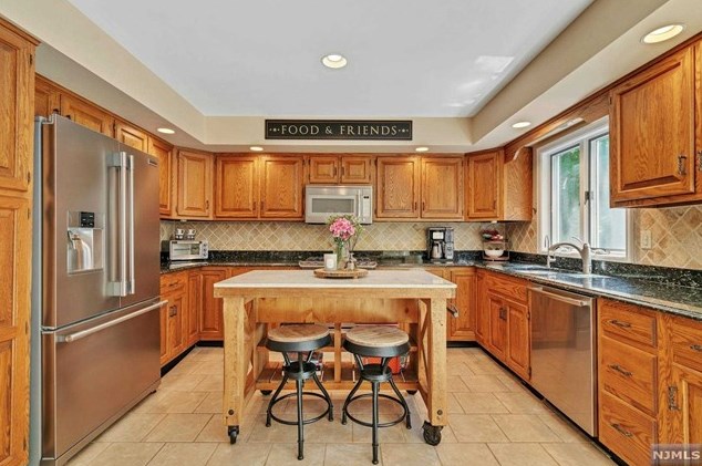 10 Babcock Rd, Mahwah NJ exterior