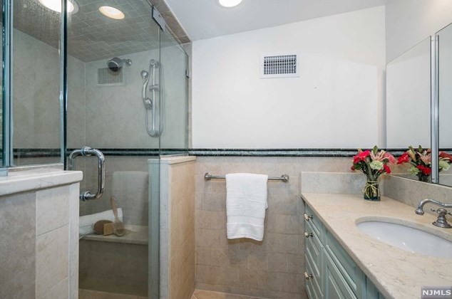 19 Abbington Ter, Ridgewood NJ 07452-2222 exterior