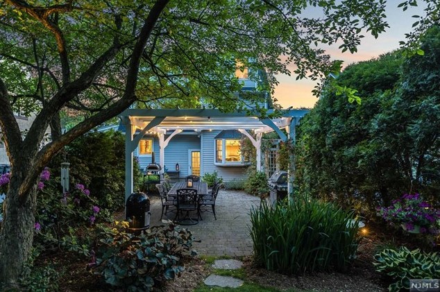 19 Abbington Ter, Ridgewood NJ 07452-2222 exterior