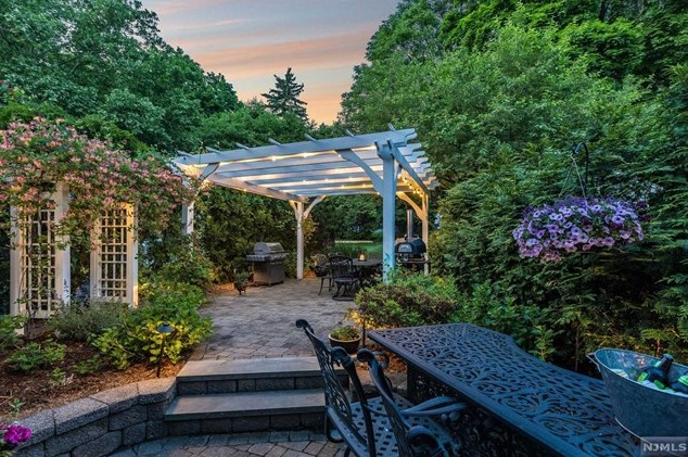 19 Abbington Ter, Ridgewood NJ 07452-2222 exterior