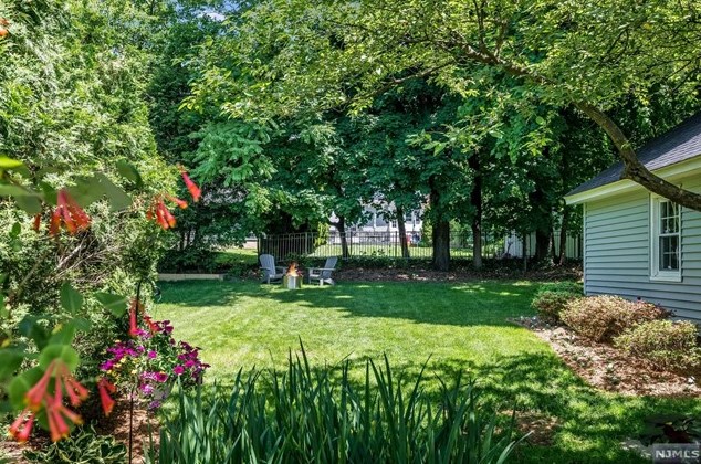 19 Abbington Ter, Ridgewood NJ 07452-2222 exterior