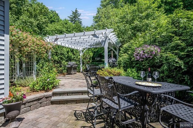 19 Abbington Ter, Ridgewood NJ 07452-2222 exterior