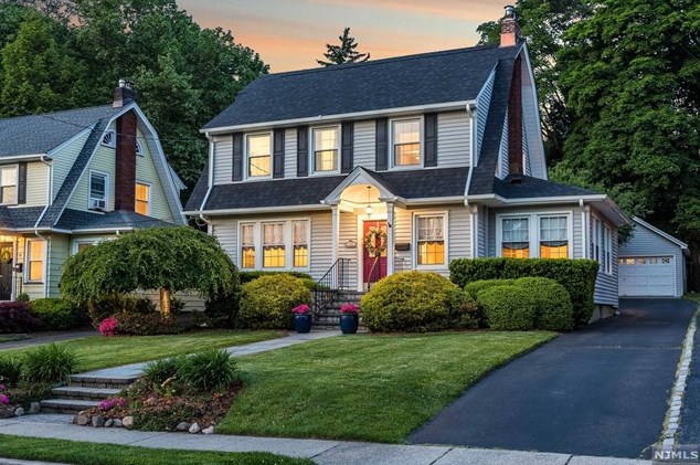 19 Abbington Ter, Ridgewood, NJ 07452-2221