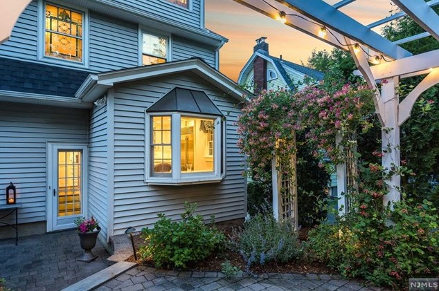 19 Abbington Ter, Ridgewood NJ 07452-2222 exterior