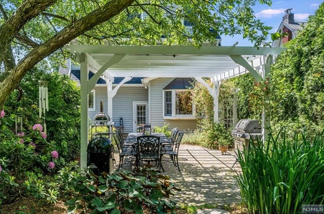 19 Abbington Ter, Ridgewood NJ 07452-2222 exterior