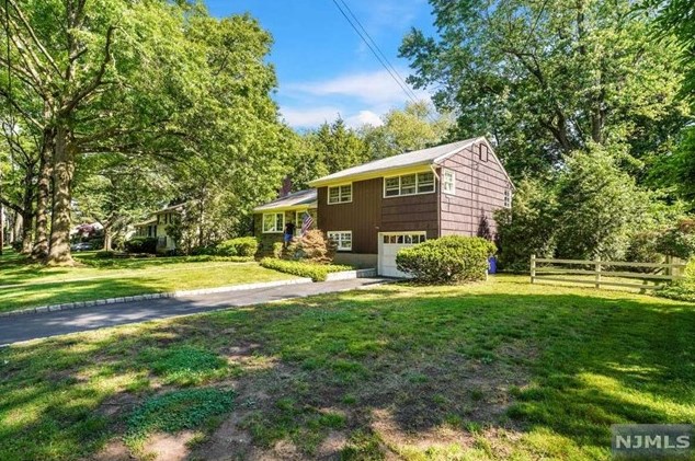 8 Linden Rd, Ho Ho Kus, NJ 07423-1619